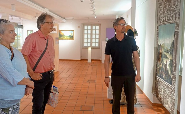 Museumsleiter Dominik Baiker (rechts) beim Rundgang durch die Sonderausstellung  | Foto: Roswitha Frey