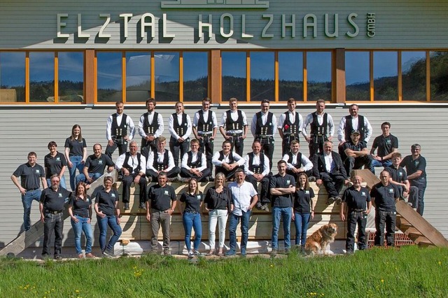 Das Team von Elztal Holzhaus an ihrem ...i 50 Mitarbeiterinnen und Mitarbeiter.  | Foto: Firma