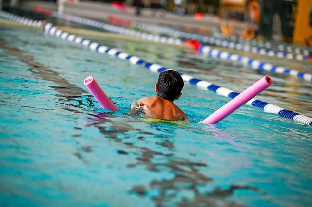 Das Kind frh anmelden und das Lehren ...Schwimmkurse bereits im Vorschulalter.  | Foto: Jens Kalaene (dpa)