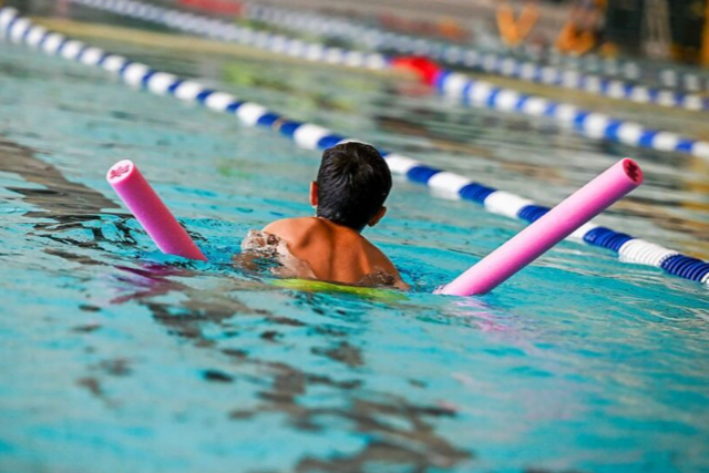 Wann Kinder reif fr den Schwimmkurs sind - und wie schnell sie schwimmen lernen