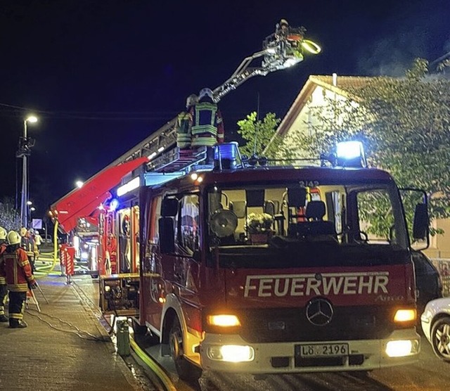 Einsatz an der Geffelbachstrae: Ein Dachstuhl brannte.  | Foto: Feuerwehr Weil am Rhein