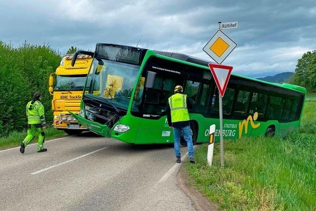 Linienbus steckt nach Unfall bei Hohberg-Diersburg im Graben fest