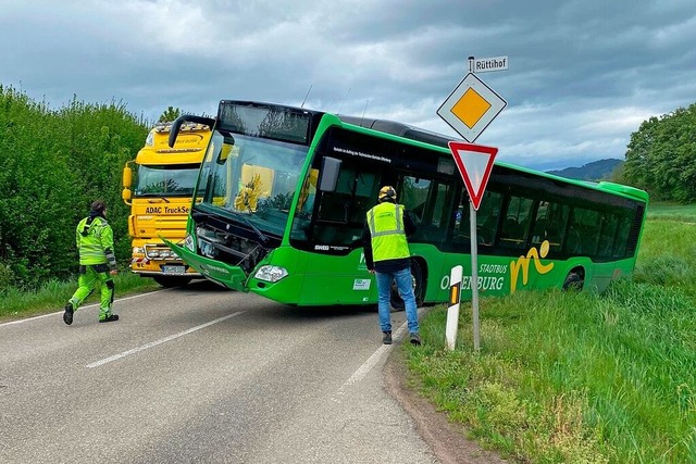 Nach dem Unfall blieb der Linienbus im Graben stecken.   | Foto: Carola Bruhier