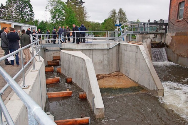 Die Wasserkraftanlage ist in Betrieb: ...e (links) und die berlufe (rechts).   | Foto: Ilona Hge