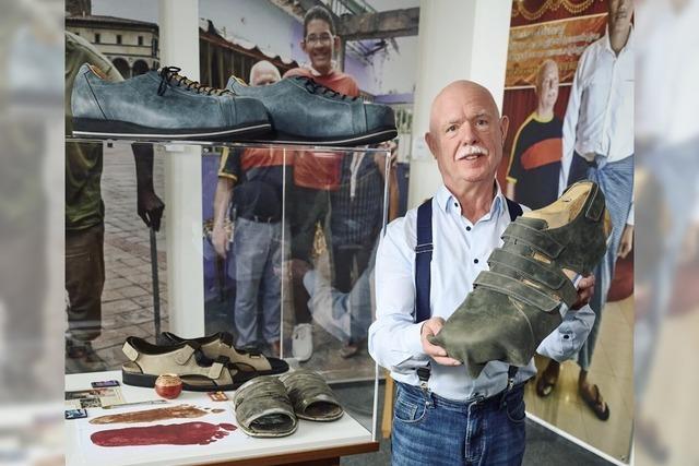 Mann mit den grten Fen auf der Welt bekommt Schuhe aus dem Mnsterland