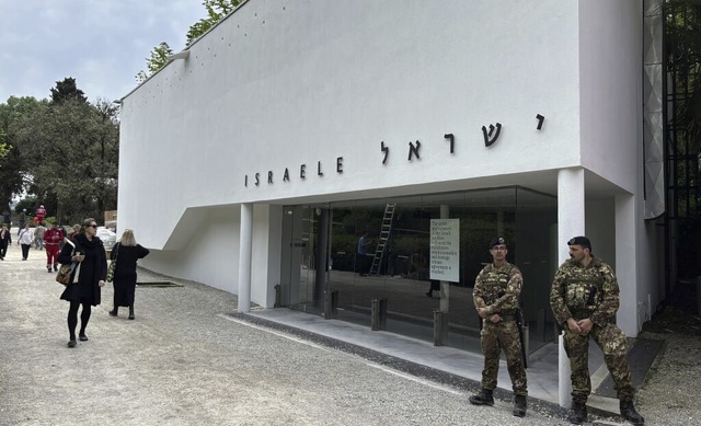 Soldaten stehen vor dem Israelischen Pavillon auf der Biennale in Venedig.  | Foto: Colleen Barry (dpa)