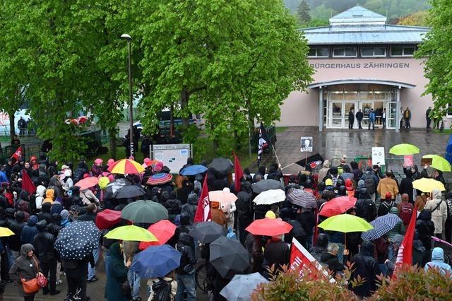 Demonstranten un Polizei begleiten AfD-Wahlkampfauftakt in Freiburg