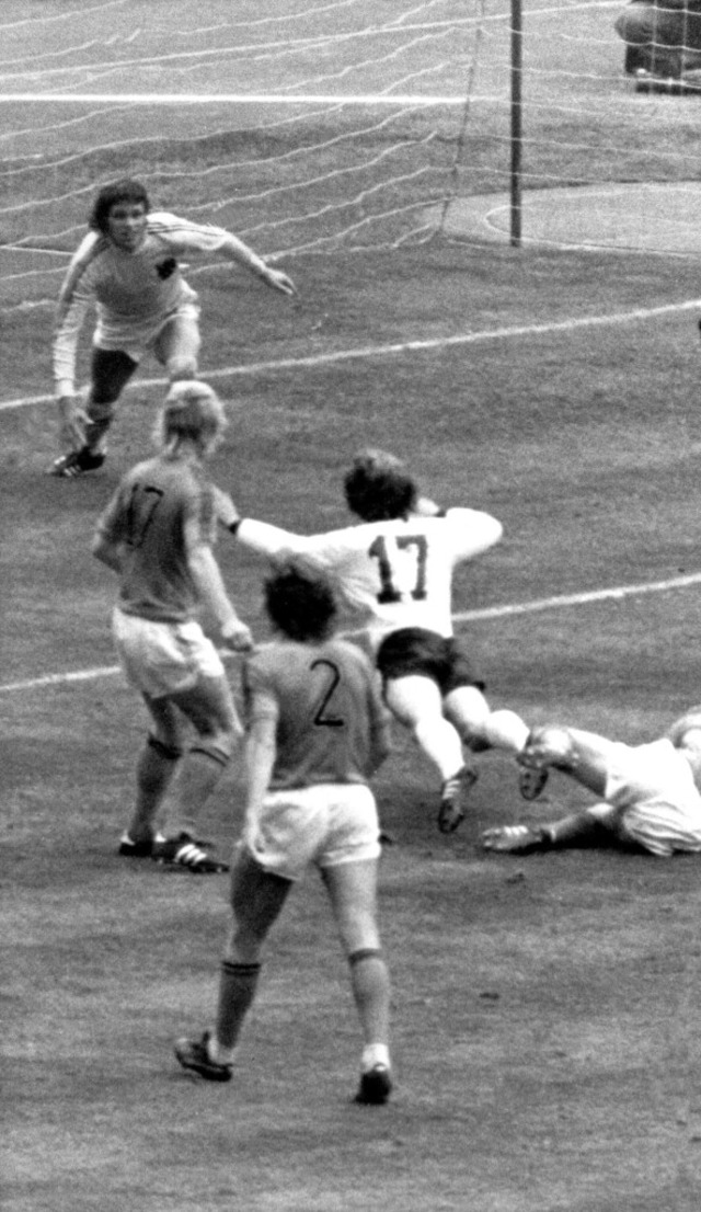 Schwalbe oder nicht? Die berhmte Szene im WM-Finale 1974  | Foto: Heirler (dpa)