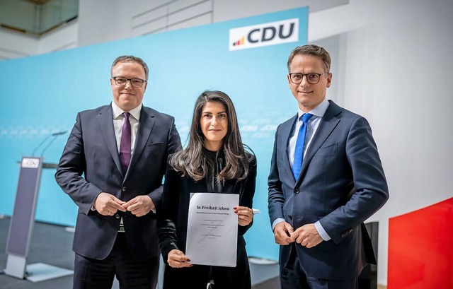 Carsten Linnemann (rechts), CDU-Genera...twurf des neuen CDU-Grundsatzprogramms  | Foto: Michael Kappeler (dpa)