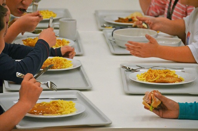 Frisch zubereitet wird auch weiterhin das Essen in der Schulmensa.  | Foto: Jochen Fillisch