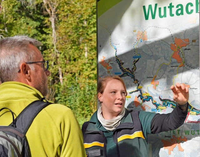 angerin Mareike Matt erklrt Besuchern...n im Naturschutzgebiet Wutachschlucht.  | Foto: Martin Schwenninger