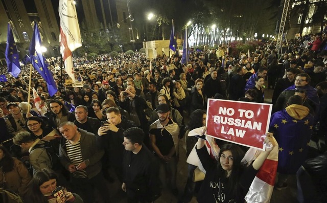 Proteste in Tiflis gegen ein Gesetz, das einem in Russland sehr hnelt.  | Foto: Zurab Tsertsvadze (dpa)