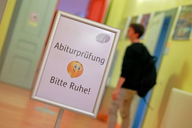 2024 treten 19 Schlerinnen und Schle...ldenden Gymnasien im Kreis Lrrach an.  | Foto: Matthias Bein (dpa)