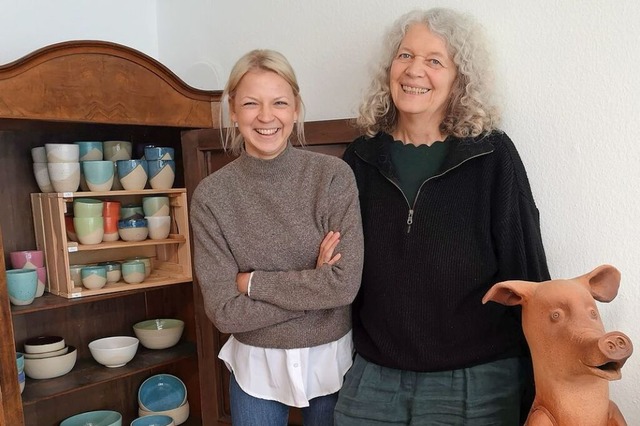 Julia Werres ist im Atelier mit  Schwiegermutter Ingrid Werres  | Foto: Ralf Burgmaier