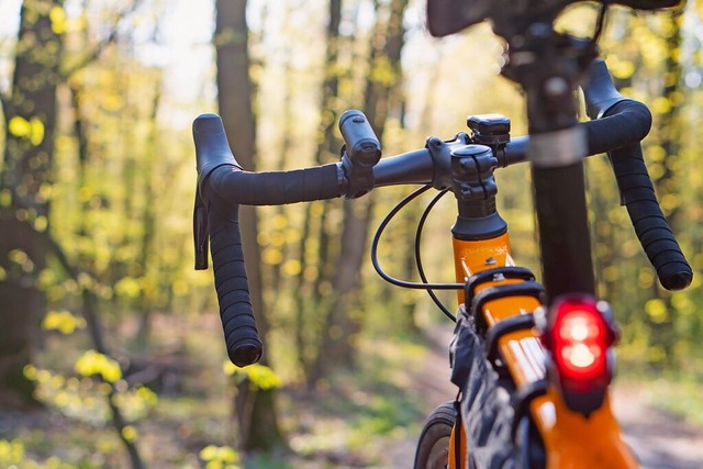 Ein Gravelbike ist leichter als ein Mountainbike und robuster als ein Rennrad.  | Foto: naftizin  (stock.adobe.com)