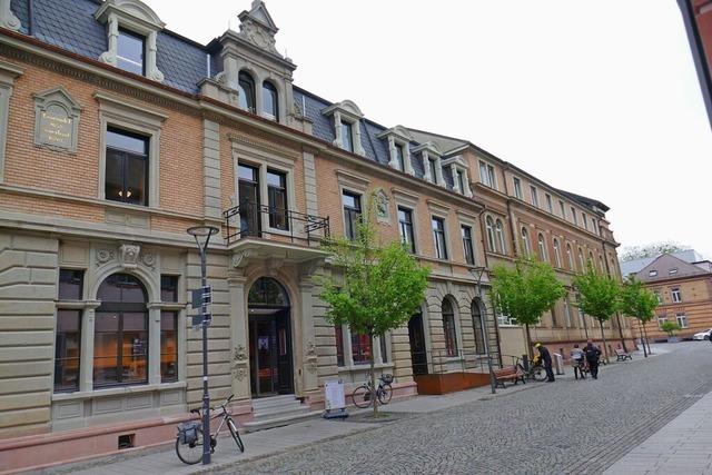 Das 126 Jahre alte Postgebude in Emmendingen wurde an der Fassade saniert – zum Teil