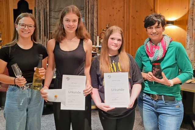 Von links nach rechts: Sofia Weber 15 ...rer sowie Dominik Liebmann fr 5 Jahre  | Foto: nachgefragt