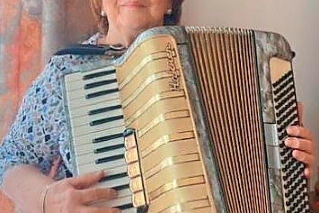 Rita Frei spielt seit 70 Jahren im Handhamonika Clubs in Kirchhofen Akkordeon