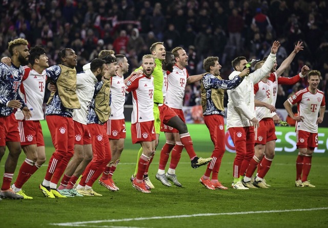 Grund zum Jubeln: die Bayern-Spieler n...ug ins Halbfinale der Champions League  | Foto: Tom Weller (dpa)