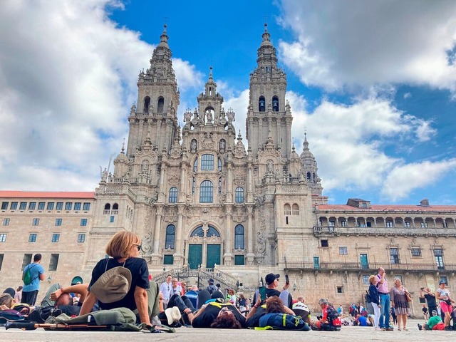 Das Ziel des Jakobswegs: die Kathedrale von Santiago de Compostela.  | Foto: Emilio Rappold (dpa)