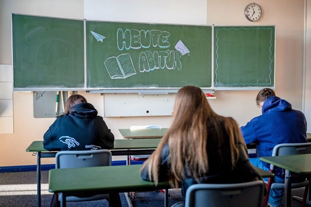 Die Abiturprfungen laufen noch bis zum 7. Mai.  | Foto: Sina Schuldt (dpa)