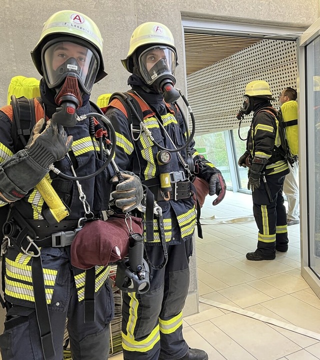 Unter Atemschutz proben Offenburger Fe...izeitbad mit Evakuierung der Badegste  | Foto: Cornelia Weizenecker