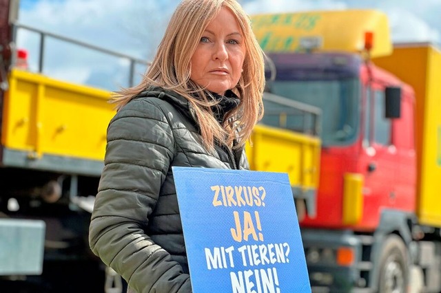Eine Aktivistin vor dem Zirkus in Mllheim  | Foto: Tierschutzverein Hilfe fr Tiere in Not