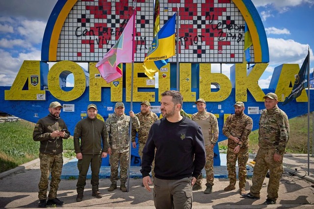 Der ukrainische Prsident Wolodymyr Se... Frontstellungen in der Region Donezk.  | Foto: President Of Ukraine (dpa)