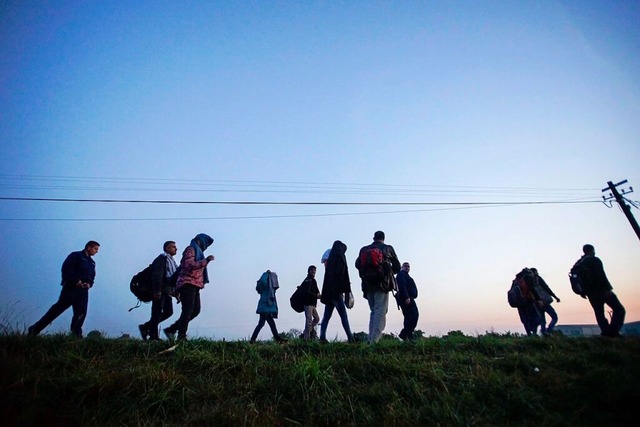 Eine Gruppe von Flchtlingen: Wer ille...werden die Verfahren aber eingestellt.  | Foto: Zoltan Balogh