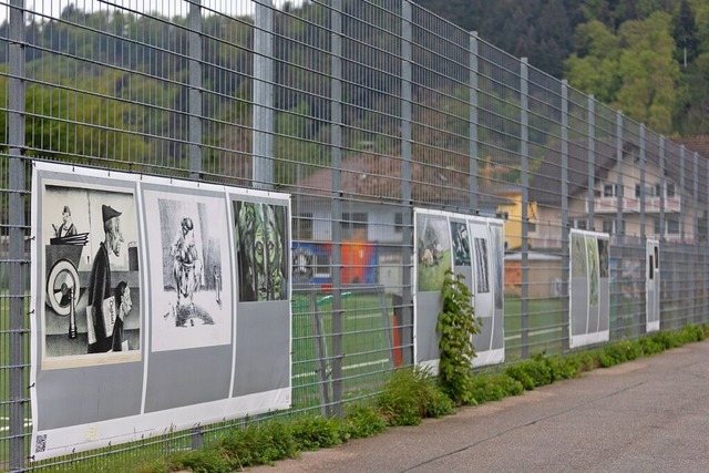 Das Georg-Scholz-Werk &#8222;Die Pisse...oduktionen am Zaun des Elztalstadions.  | Foto: Patrik Mller