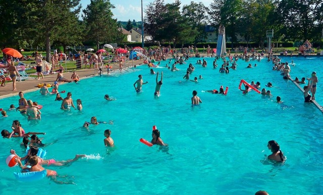 Sommer, Sonne, Spa: Das Freibad Schopfheim ist ein beliebter Treffpunkt.  | Foto: Stadt Schopfheim