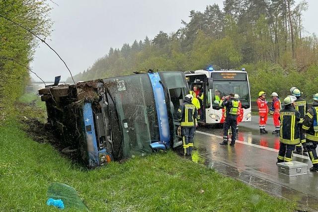 Ende einer Klassenfahrt: 27 Jugendliche bei Busunfall auf der A45 im Sauerland verletzt