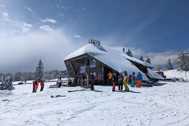 Verschneite Tannen, Bier, Selfies: Beim Skifahren auf dem Kandel im April fehlt nur noch die Mayo