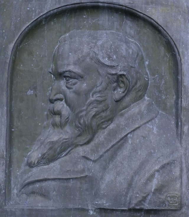 Abbildung von Hans Thoma auf einem Denkmal in Bernau  | Foto: Sebastian Barthmes