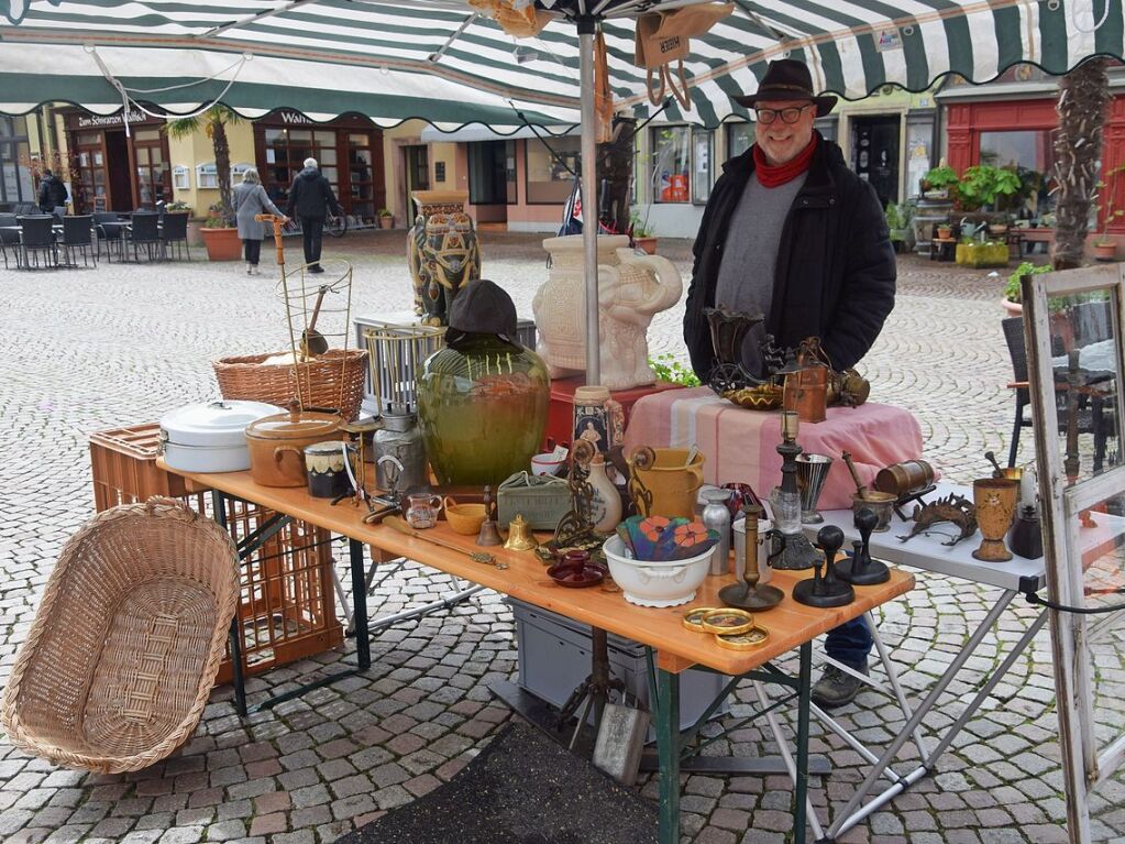 Reinhard Schlauch lie sich mit seinem Stand auf dem Antik-Markt in Bad Sckingen vom Regen nicht beirren.