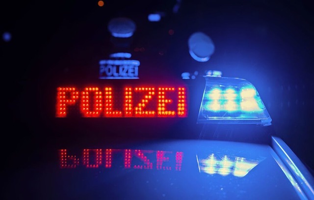 Die Polizei ermittelt nach einem Einbruch in einen Laden in Herbolzheim.  | Foto: Marijan Murat (dpa)