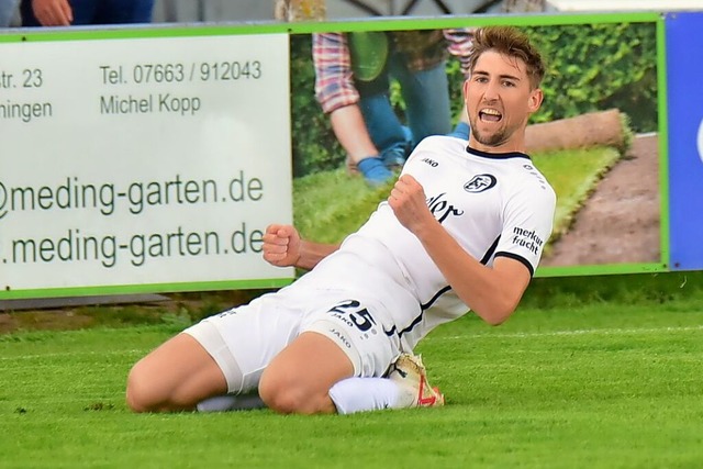 Rutschpartie ber den Rasen: Niklas Fr...r den FC Teningen vom Elfmeterpunkt.   | Foto: Daniel Thoma