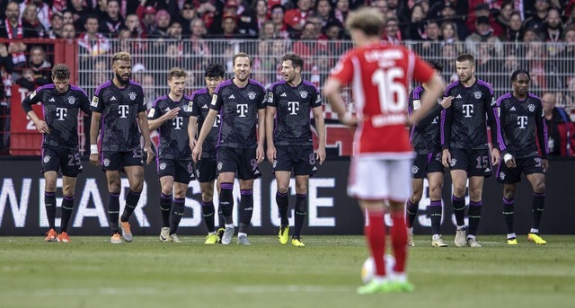 Die Bayern-Spieler freuen sich nach de...nicht alles am Samstagabend in Berlin.  | Foto: Andreas Gora (dpa)