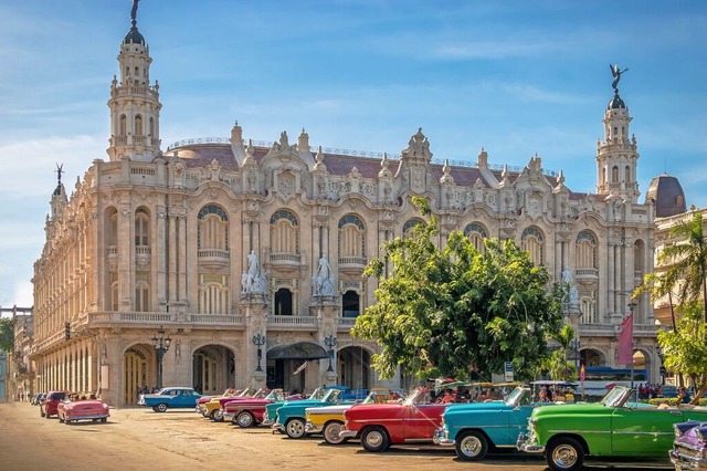 Facettenreiches Havanna: Oldtimer und Kolonialarchitektur  | Foto: Diego Grandi (Shutterstock.com)