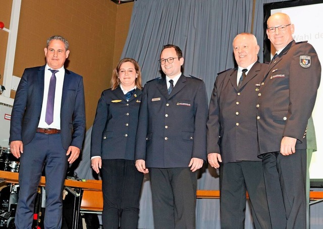 Die neue Fhrungsriege der Feuerwehr S...ndreas Lenz im Amt ablst (von links).  | Foto: Thomas Winckelmann