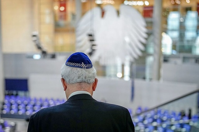 Ein Mann trgt eine Kippa whrend er a...fer des Nationalsozialismus teilnimmt.  | Foto: Kay Nietfeld (dpa)