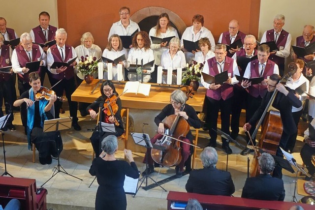 Der Gesangverein Feuerbach, begleitet ...der Johanniterkirche in Feuerbach ein.  | Foto: Roswitha Frey