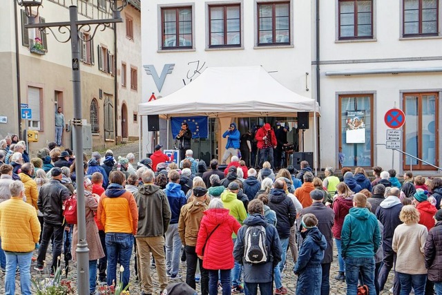 Rund 250 Menschen waren am Sonntagnach...nd Zweierpasch und der Trompeter Kata.  | Foto: Ruth Seitz