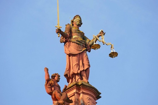 Justitia auf dem Giebel des Offenburger Rathaus  | Foto: Ralf Burgmaier