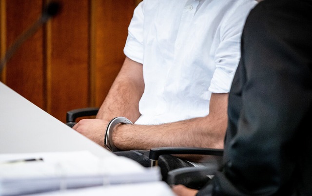 Der Angeklagte mit Handschellen im Gericht  | Foto: Christoph Schmidt (dpa)