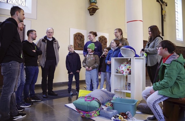 Im Rahmen der 72-Stunden-Aktion haben ... Spielecke in der Kirche eingerichtet.  | Foto: Beate Zehnle-Lehmann