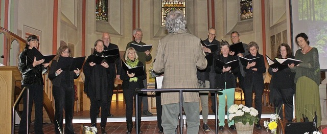 Der Chor Cantate Dekanate gibt Bumen und dem Wald seine Stimmen.   | Foto: Hildegard Karig
