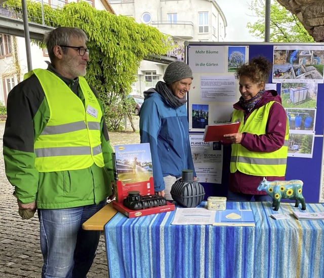 Beatrix Helbling (rechts) bert intere...en und Pflegen klimaresistenter Bume.  | Foto: Alexander Steinmeier