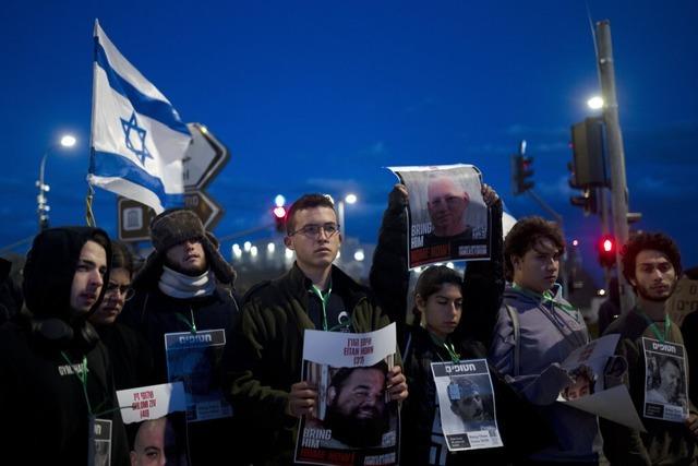 Newsblog: Angehrige von Geiseln demonstrieren vor Netanjahus Privathaus