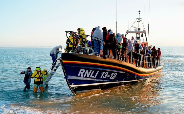 Migranten, die in Grobritannien ankom...rkunft nach Ruanda abgeschoben werden.  | Foto: Gareth Fuller (dpa)
